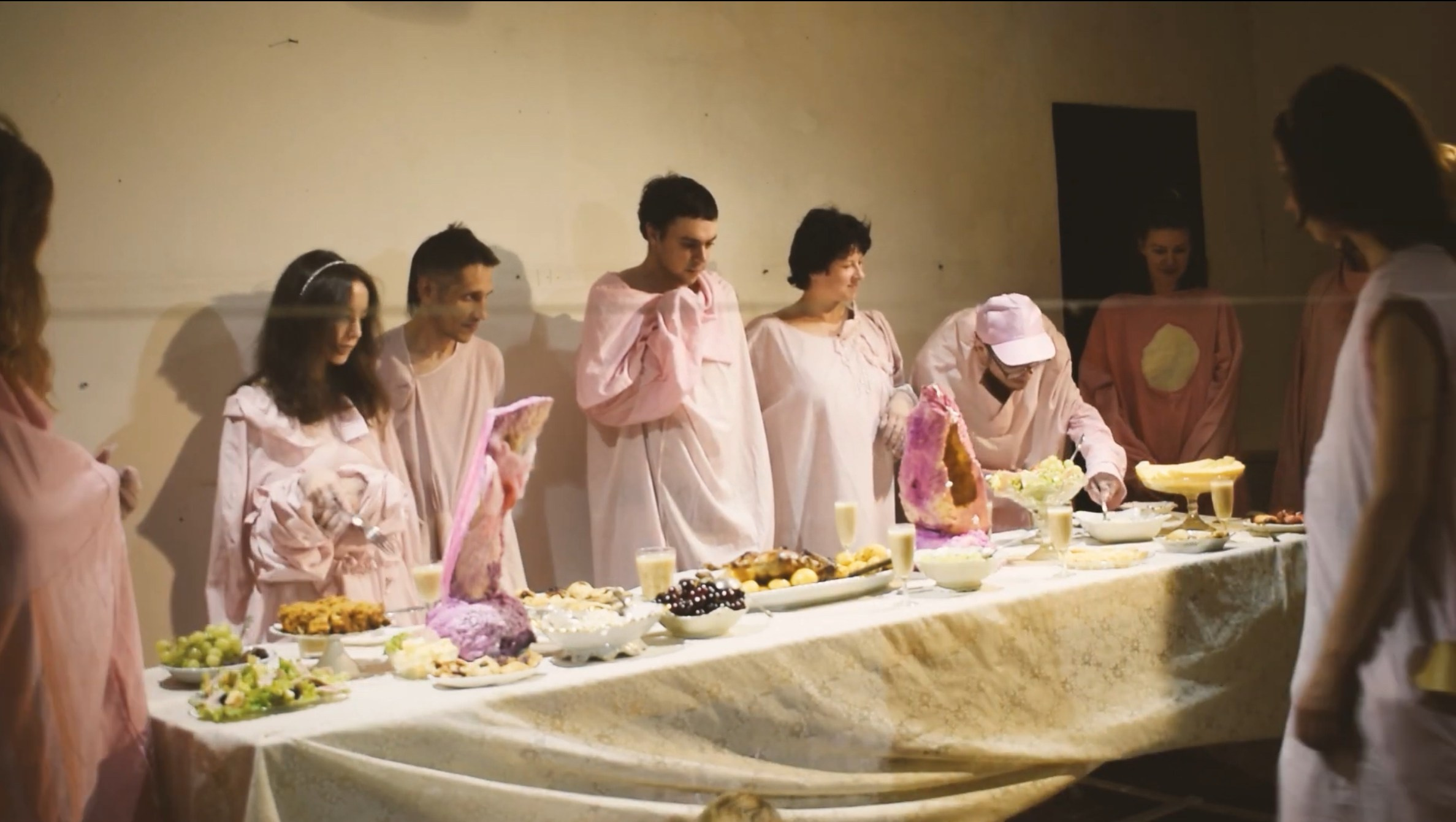 Хеппенинг сладкая жизнь - бессловесный званый ужин в странных костюмах