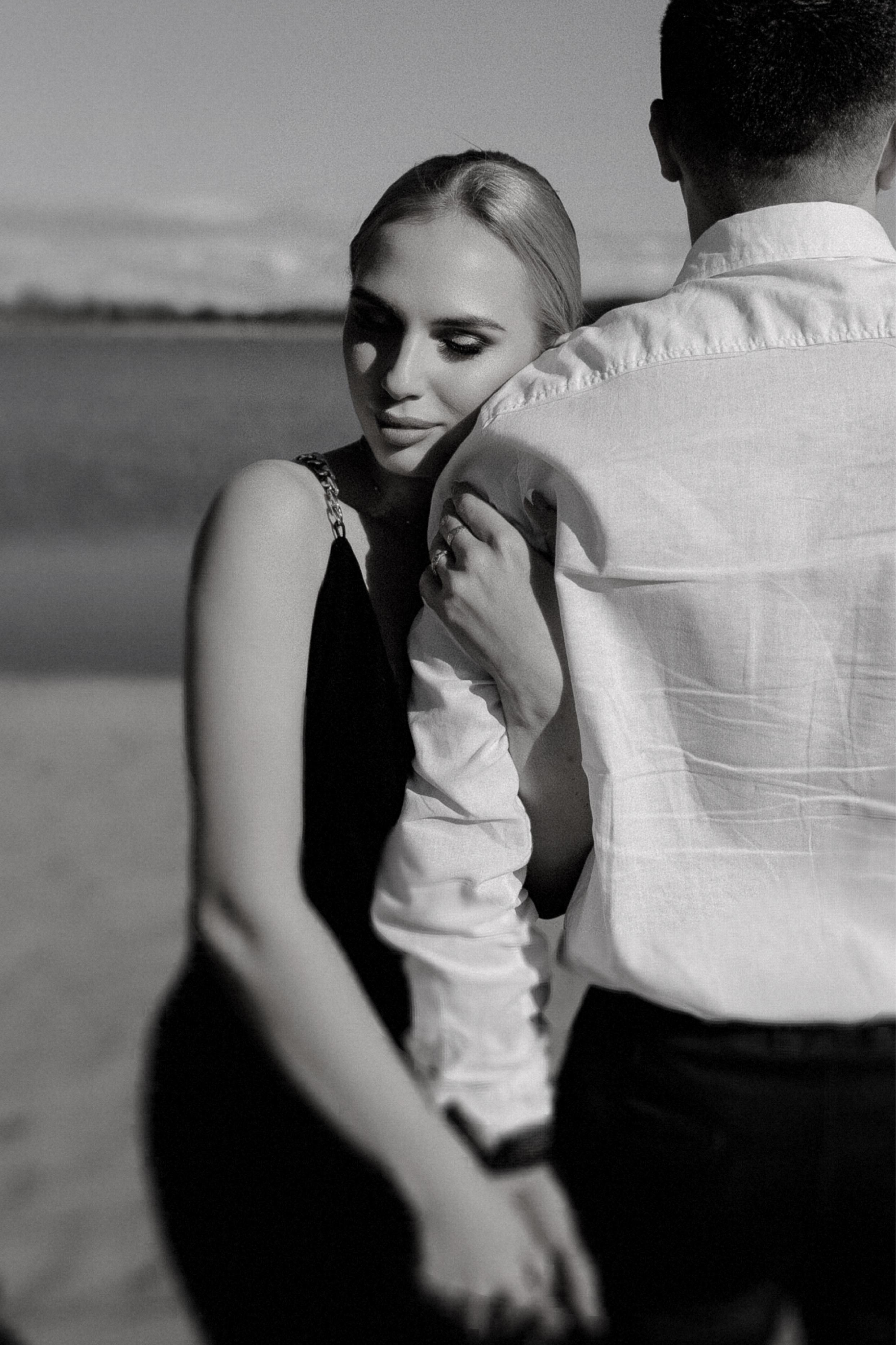 черно-белый портрет влюбленной пары на берегу реки 