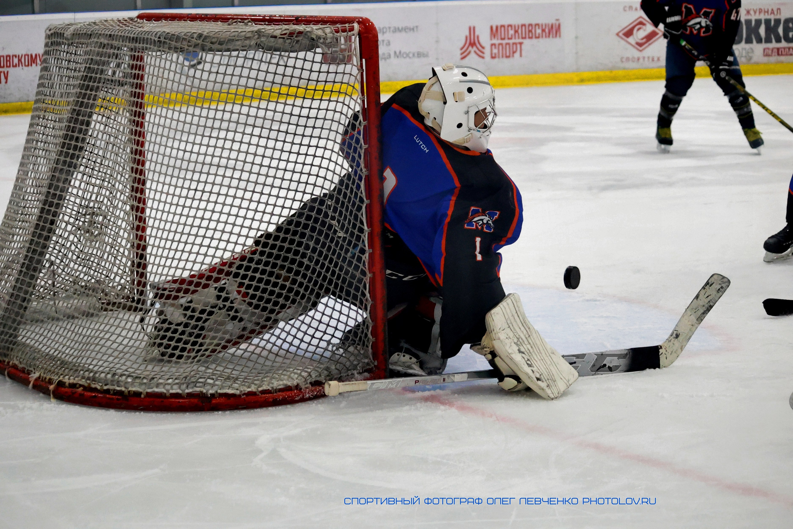 Фото хоккей на льду. Вратарь отбивает шайбу.