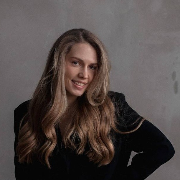 Яркие и выразительные девушки для вашей предметной съемки в Нижнем Новгороде.