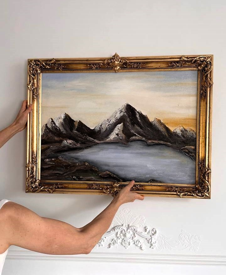 черная картина с золотом