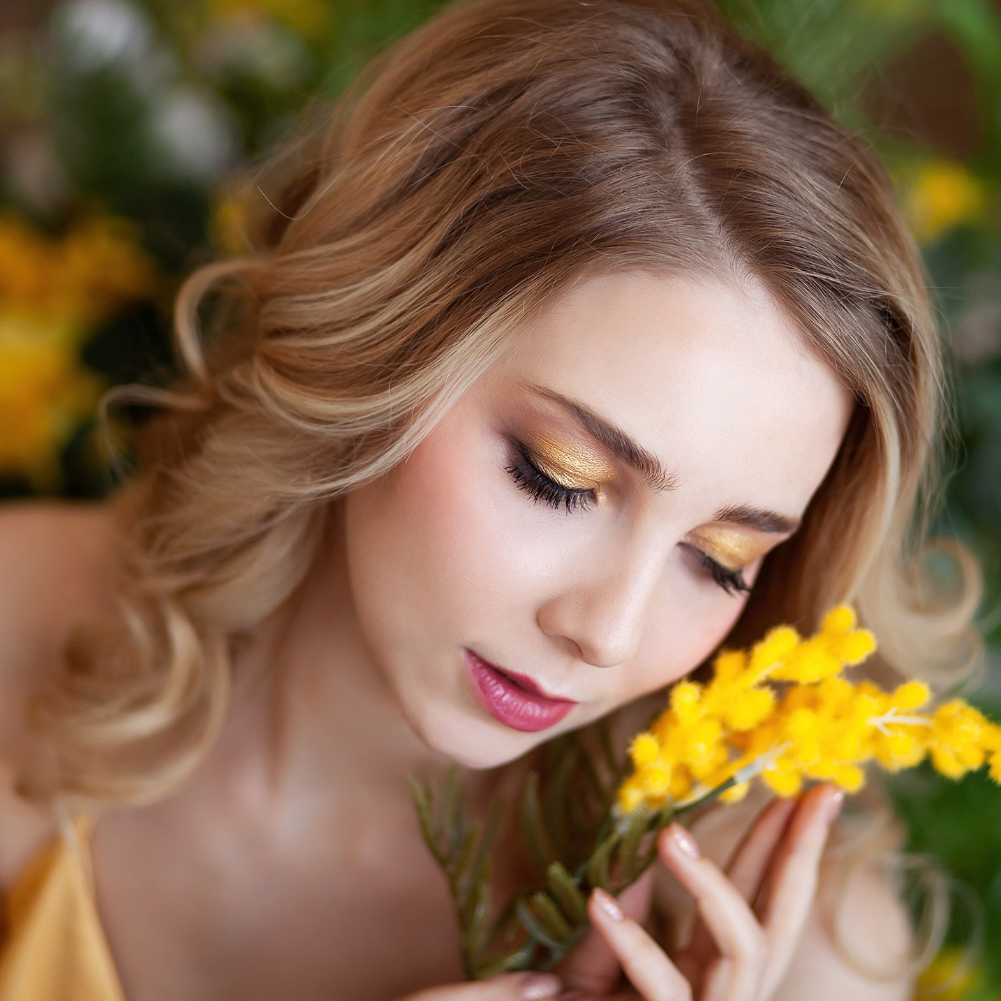 Студийный портрет девушки с мимозой