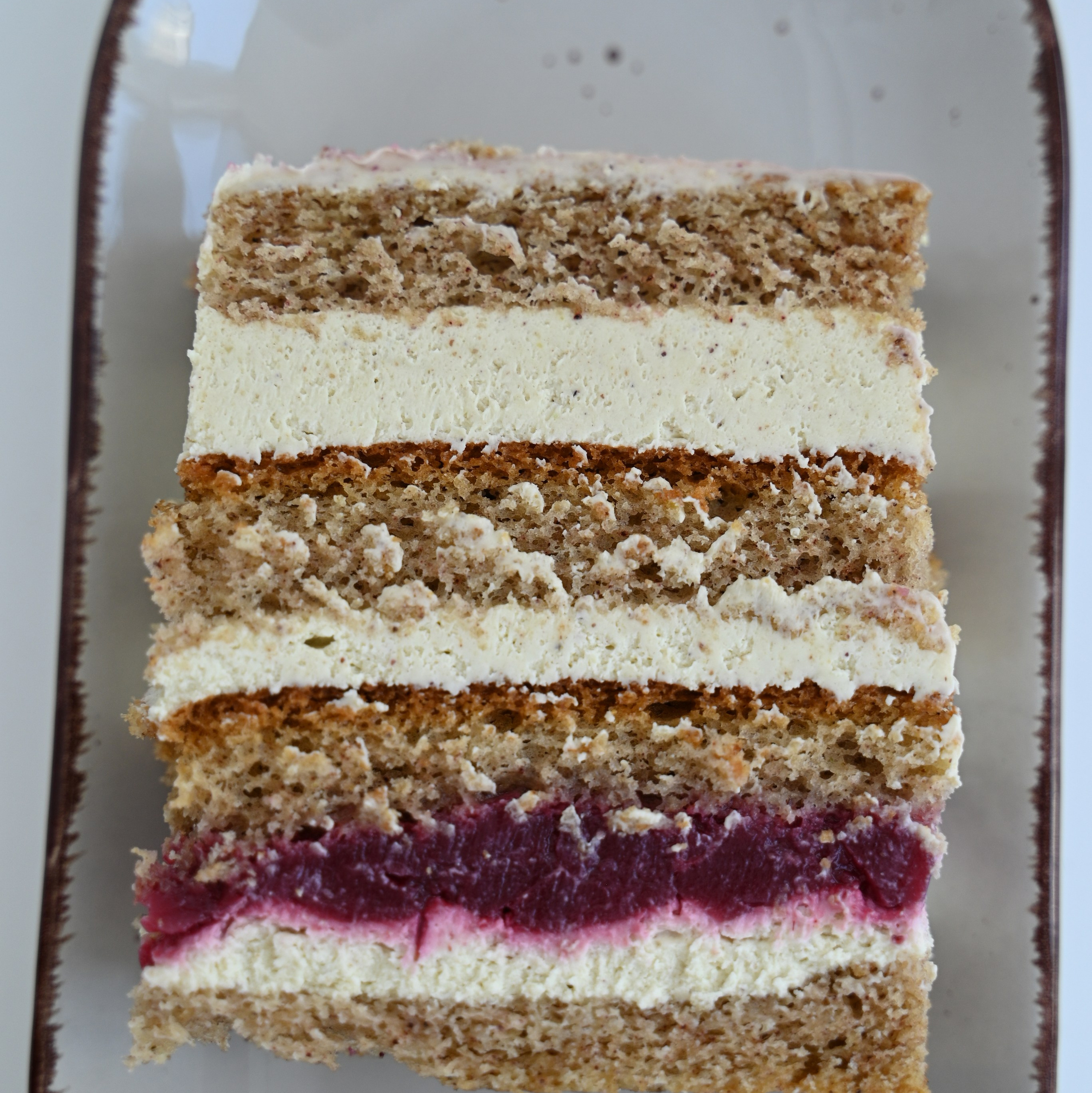 Разрез торта Фисташка-малина