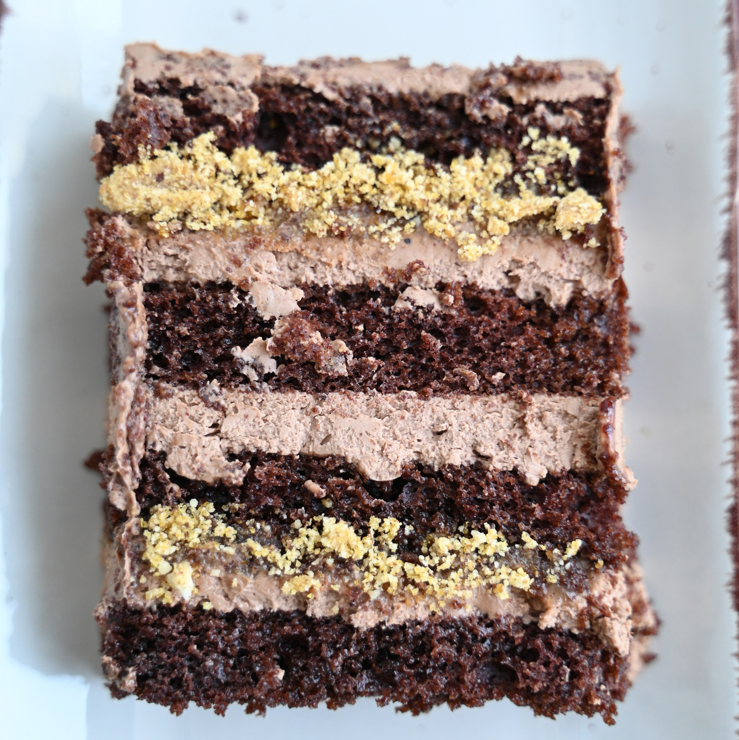 Разрез торта Шоколадный с орехами и карамелью