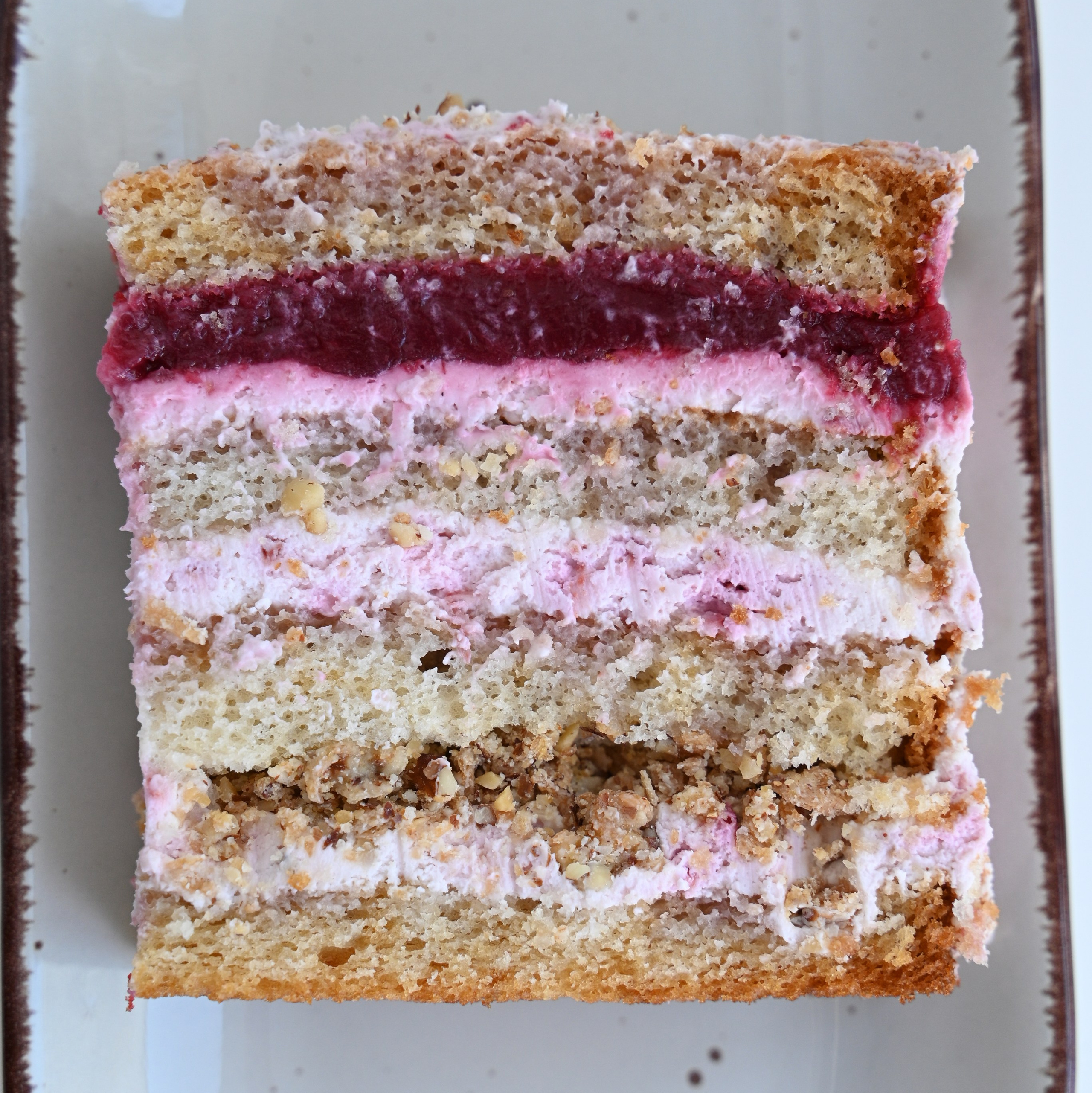 Разрез торта Малина-миндаль