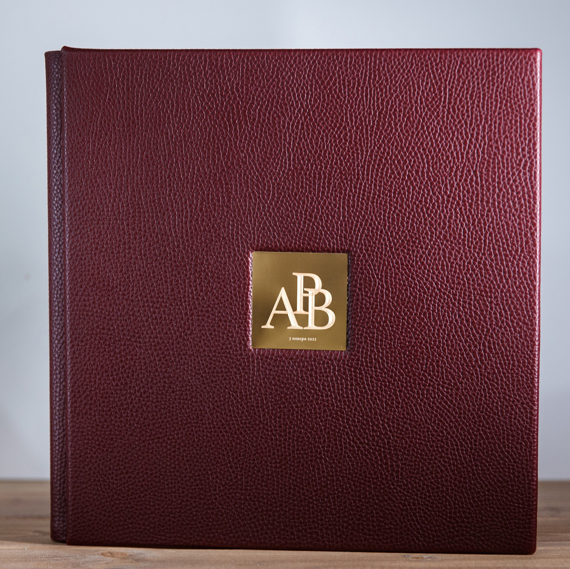 кажаная фотокнига с железным шильдом