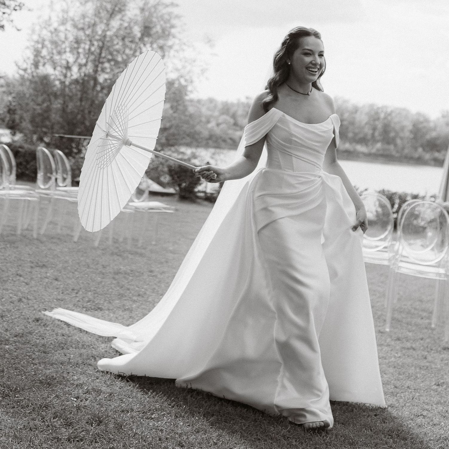 жених и невеста обнимаются на свадебной съёмке на заднем сидении кабриолета