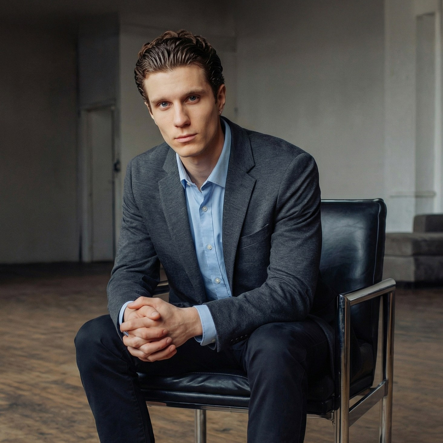 Бизнес-портрет в стиле casual: мужчина в лофт-интерьере.