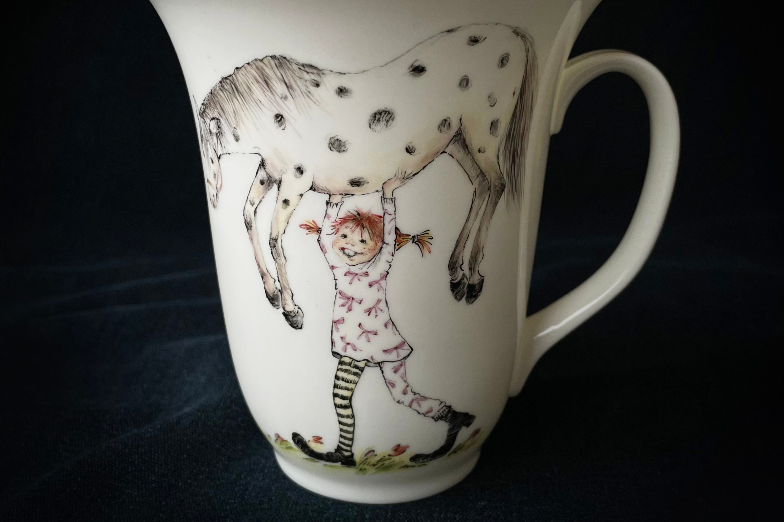 Именной бокал «Пеппи Длинныйчулок». Роспись фарфора на заказ в Санкт-Петербурге. 