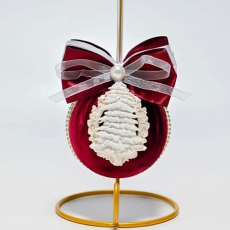 новогодний елочный шар из красного бархата