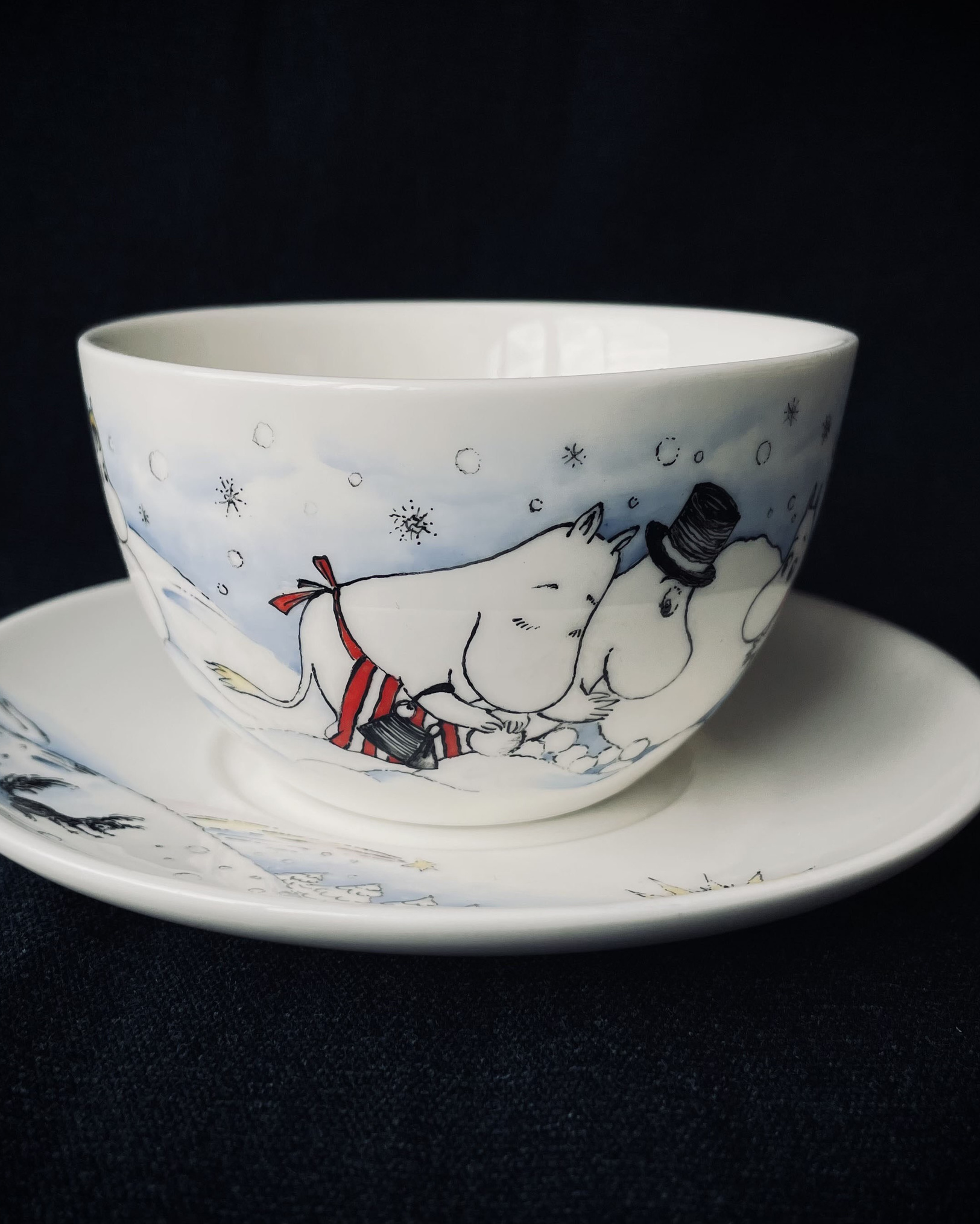 Ежик в тумане. Костяной фарфор ИФЗ. Надглазурная роспись по фарфору в Санкт-Петербурге.