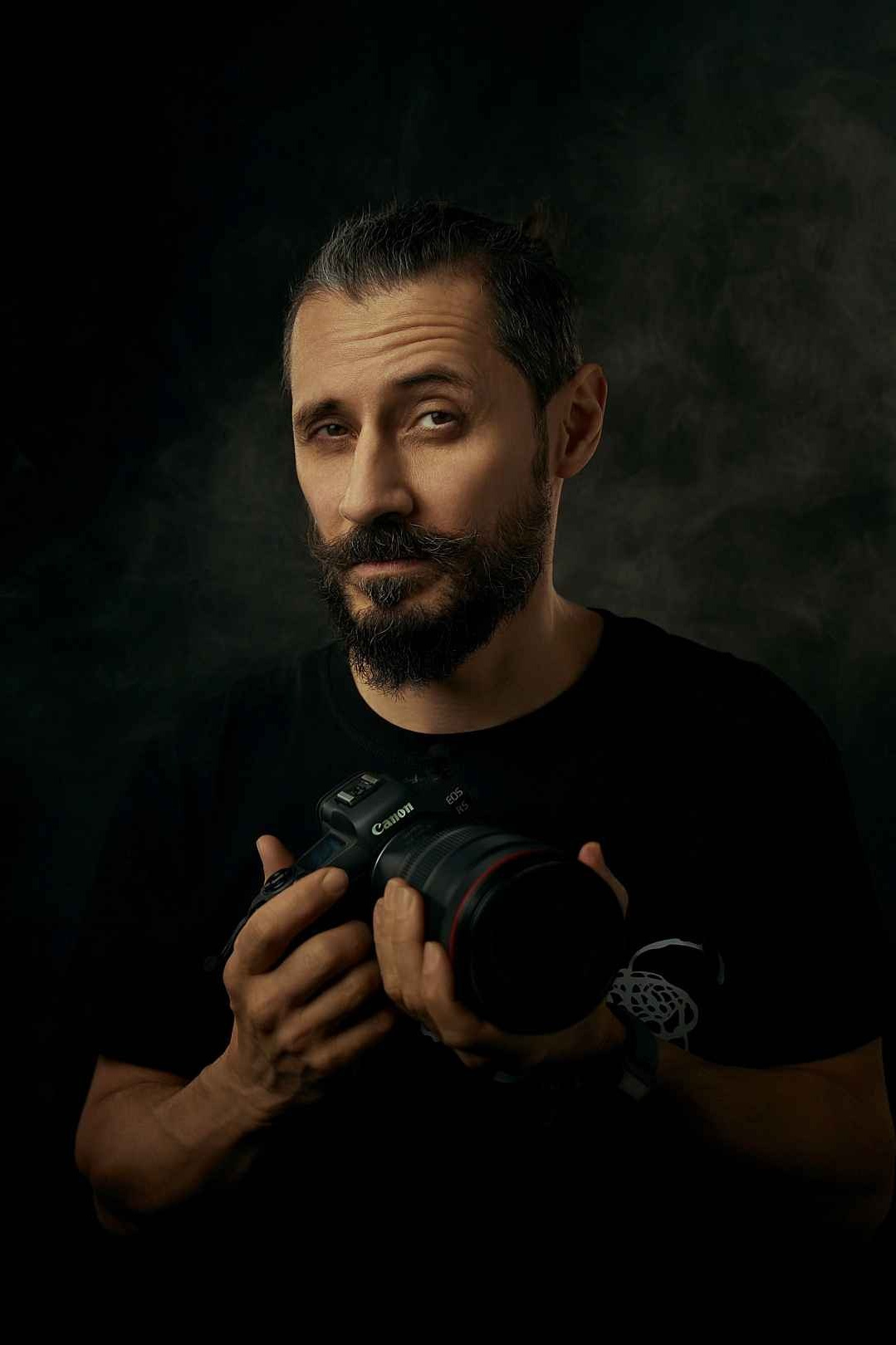 Андрей - фотограф, видеограф, специалист по художественной съёмке и работе со светом.