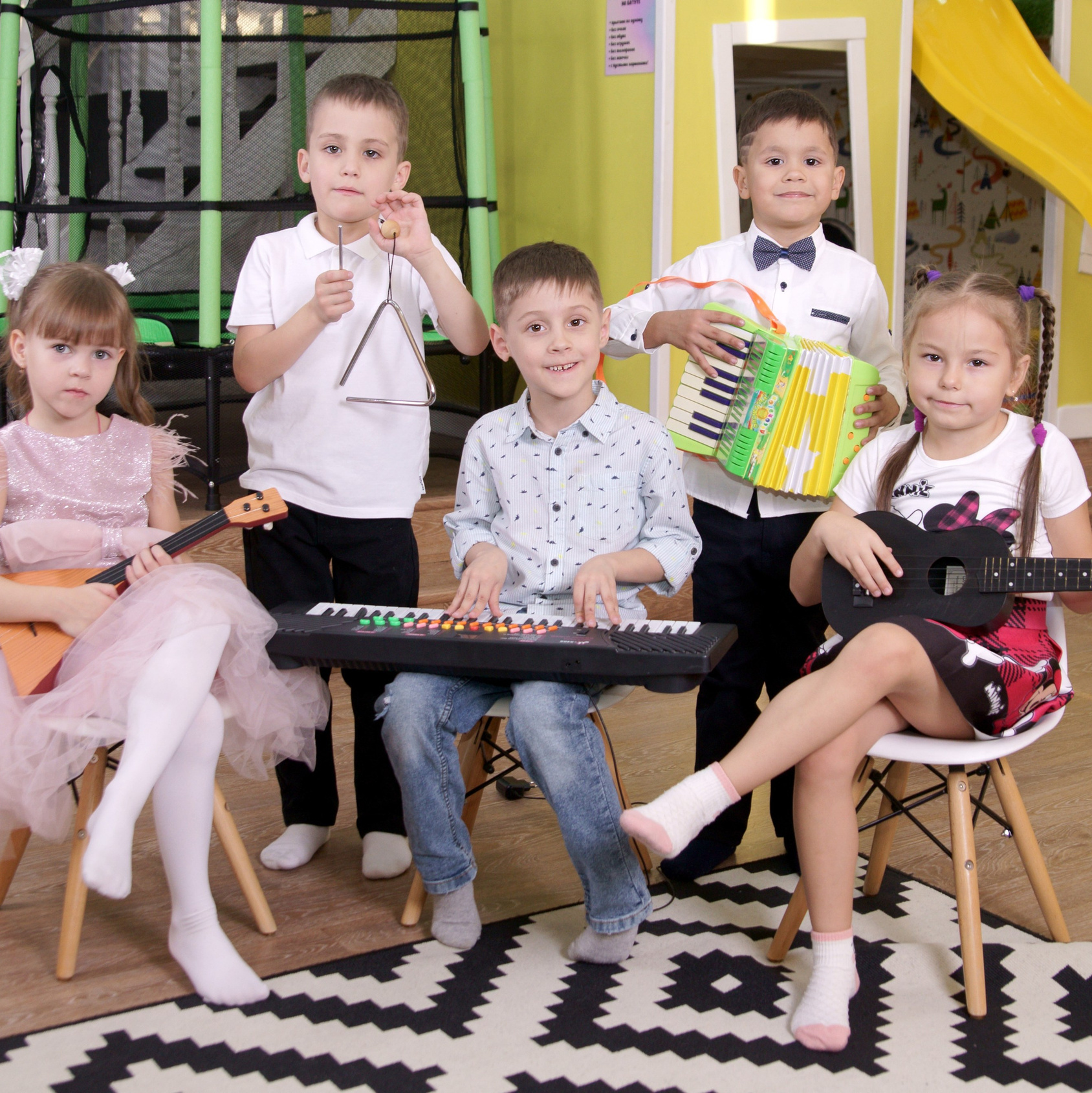 Фотосессия выпускников детского сада в игровой комнате