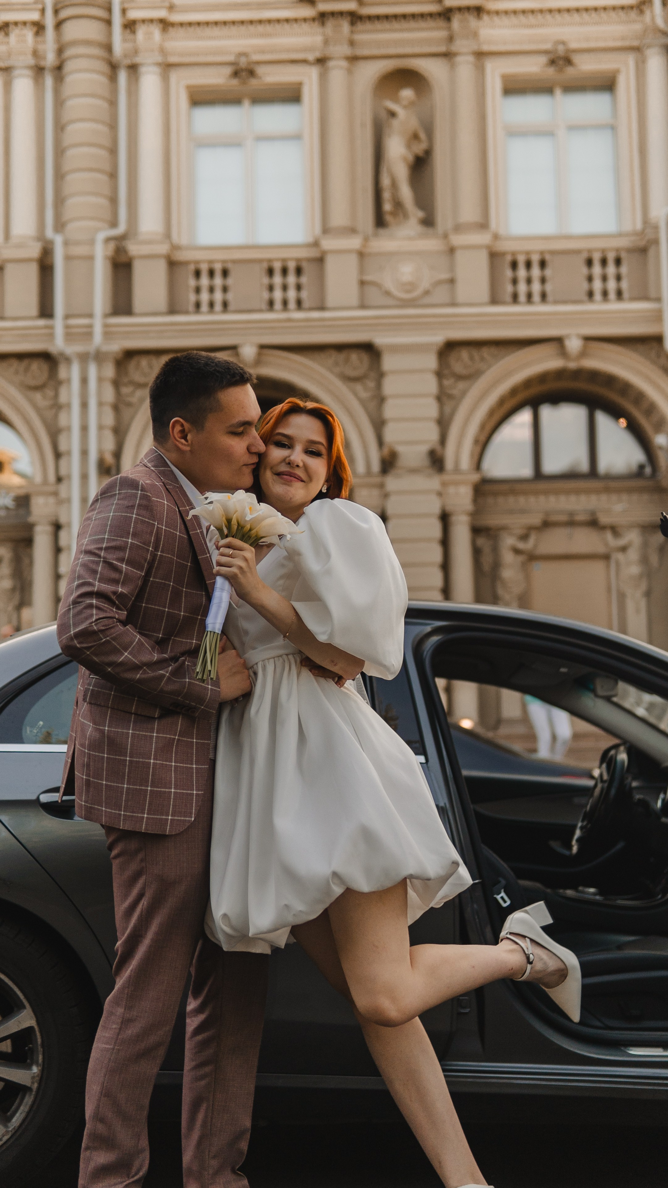 Невеста с женихом на фоне машины