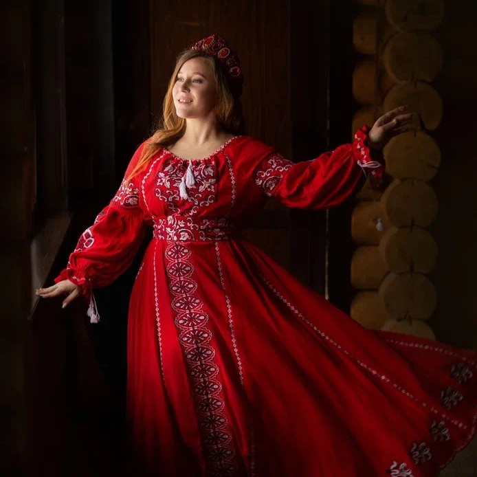 фотосессия в славянском стиле Морена. богиня смерти и зимы в русском костюме. этнический образ с черепом и косой. славянская магия, образы богинь. славянская фотосессия в лесу. черное платье с вышивкой, традиционный стиль. мрачная фотосессия с образом Морены. славянская символика и костюмы. фотопроект с черепом и косой. обрядовая фотосессия с элементами мифологии.