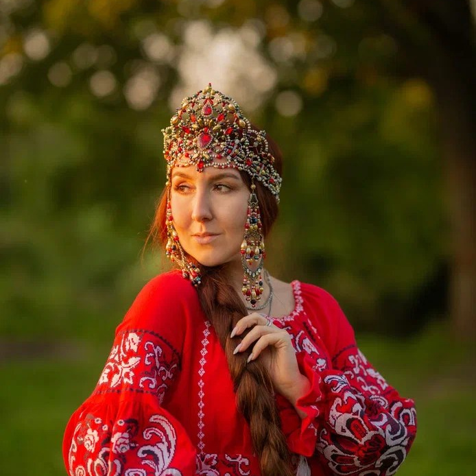 Кокошник — традиционный русский головной убор, ручная вышивка, костюм для фотосессий