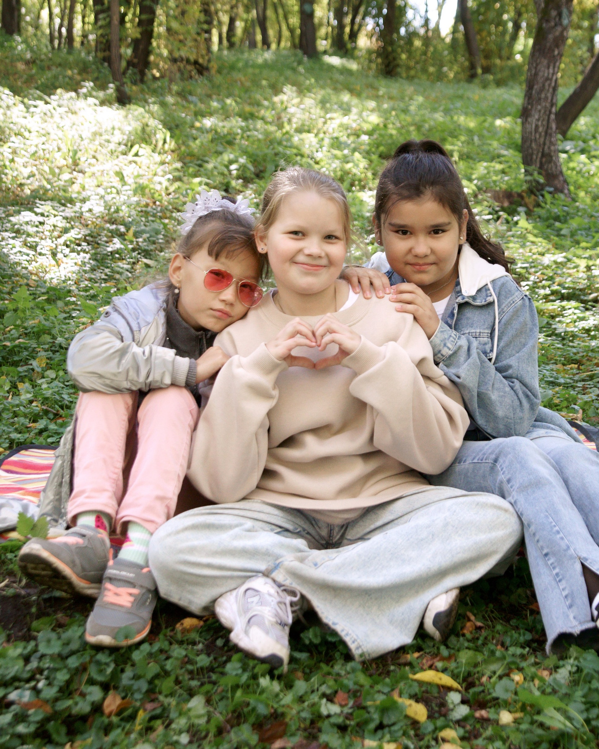 Выпускник начальной школы - осенняя прогулка - подруги на траве