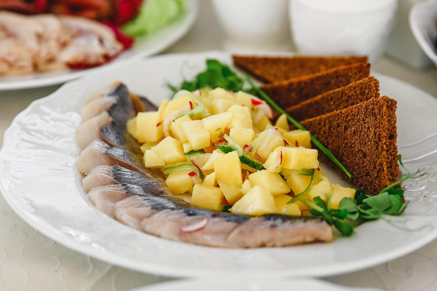 Сельдь с бородинскими хлебцами и обжаренным картофелем