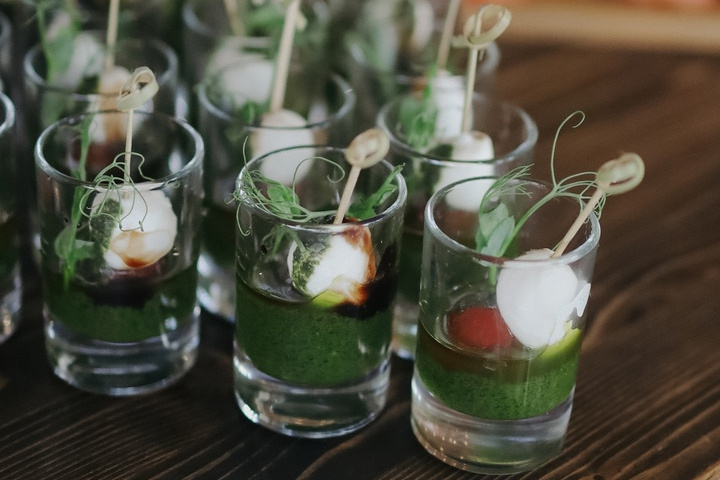 Мини моцарелла с черри, соусом песто и базиликом. Фуршетная закуска