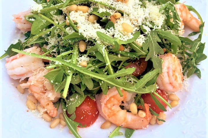Салат с рукколой томатами черри и креветками, пармезаном и кедровыми орехами