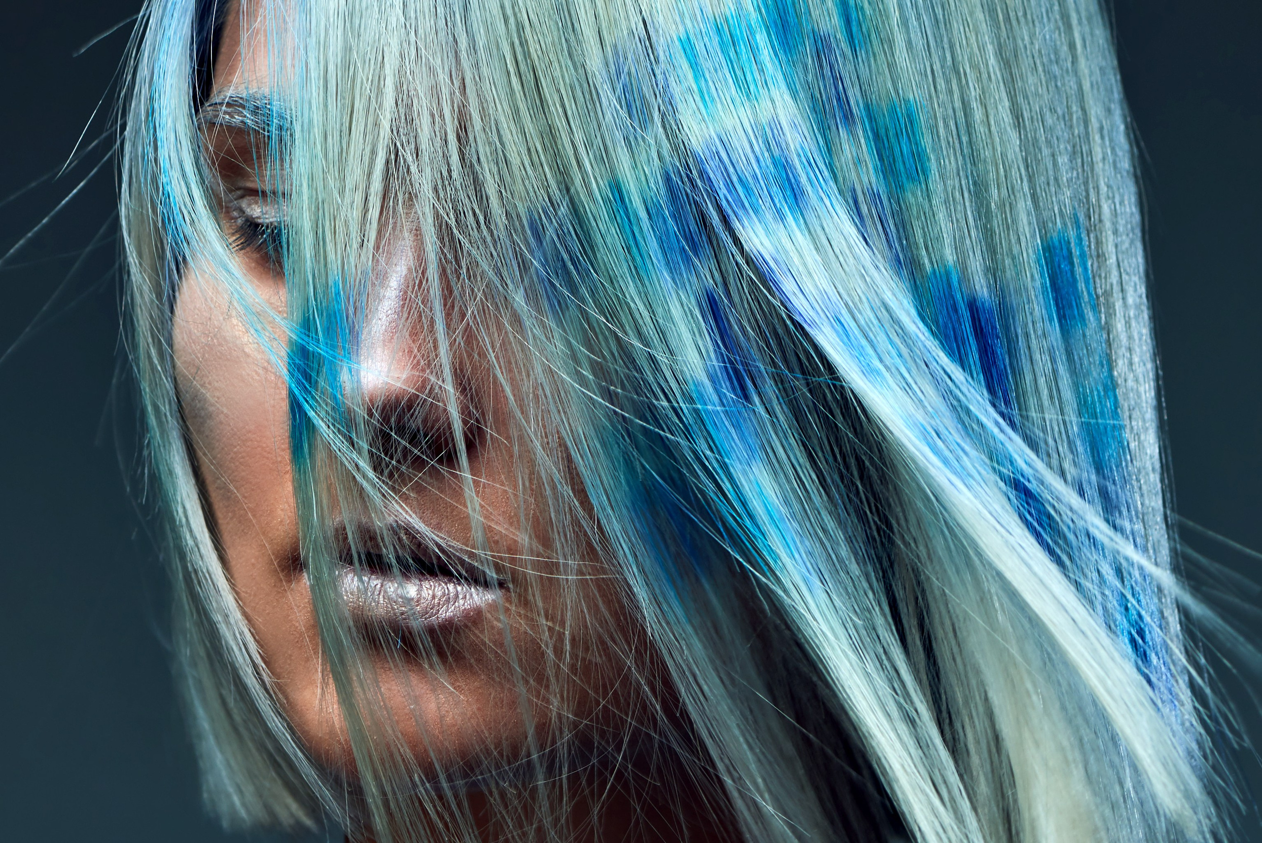 Портреты, фотосъемка, для портфолио, парикмахерам, моделям Портрет девушки в художественном освещении с абстрактными синими отражениями на лице