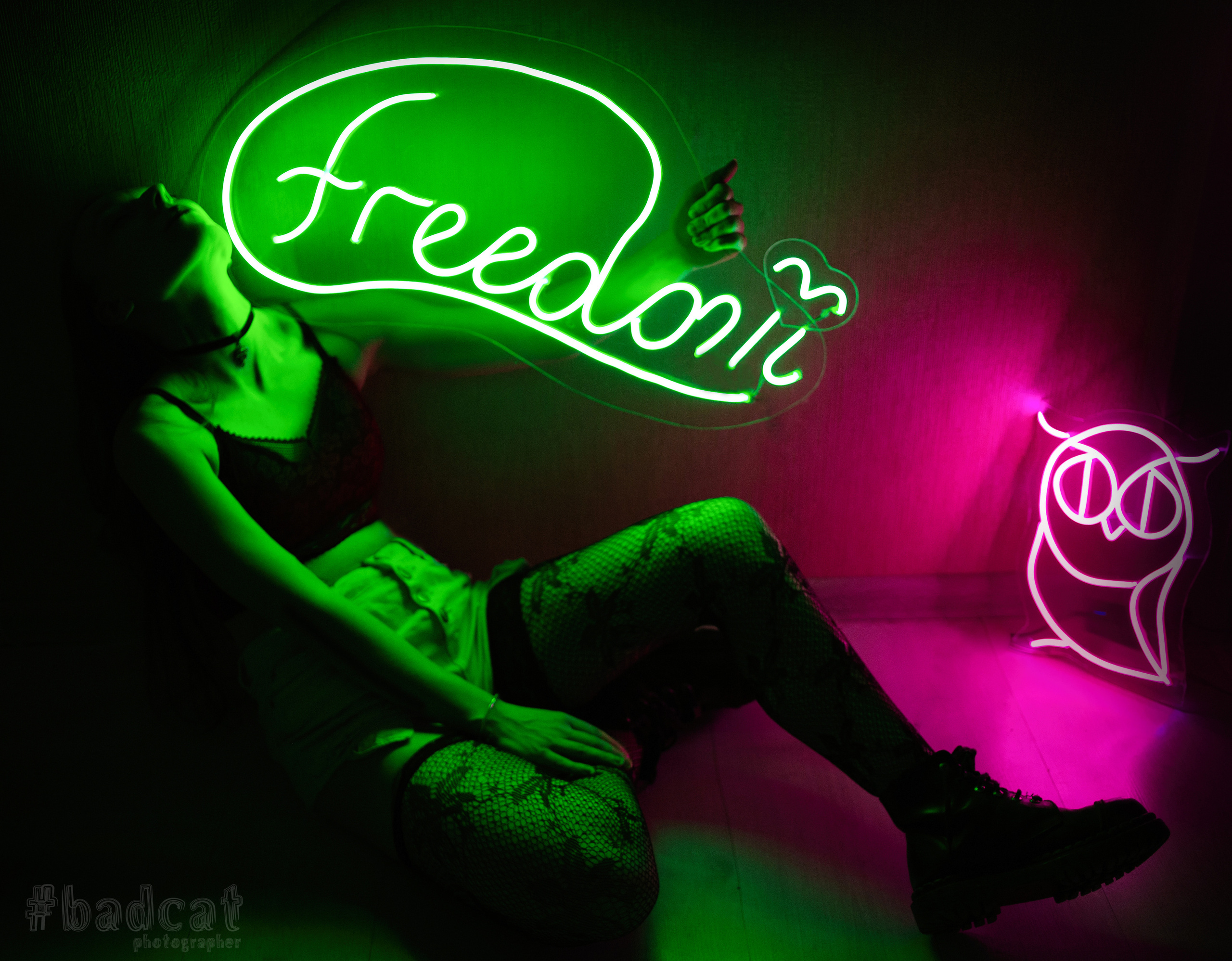 девушка в чулках и коротких шортах  держит  в  руках  неоновую  вывеску фирмы lnproduce, изготовление неоновых вывесок Воронеж 