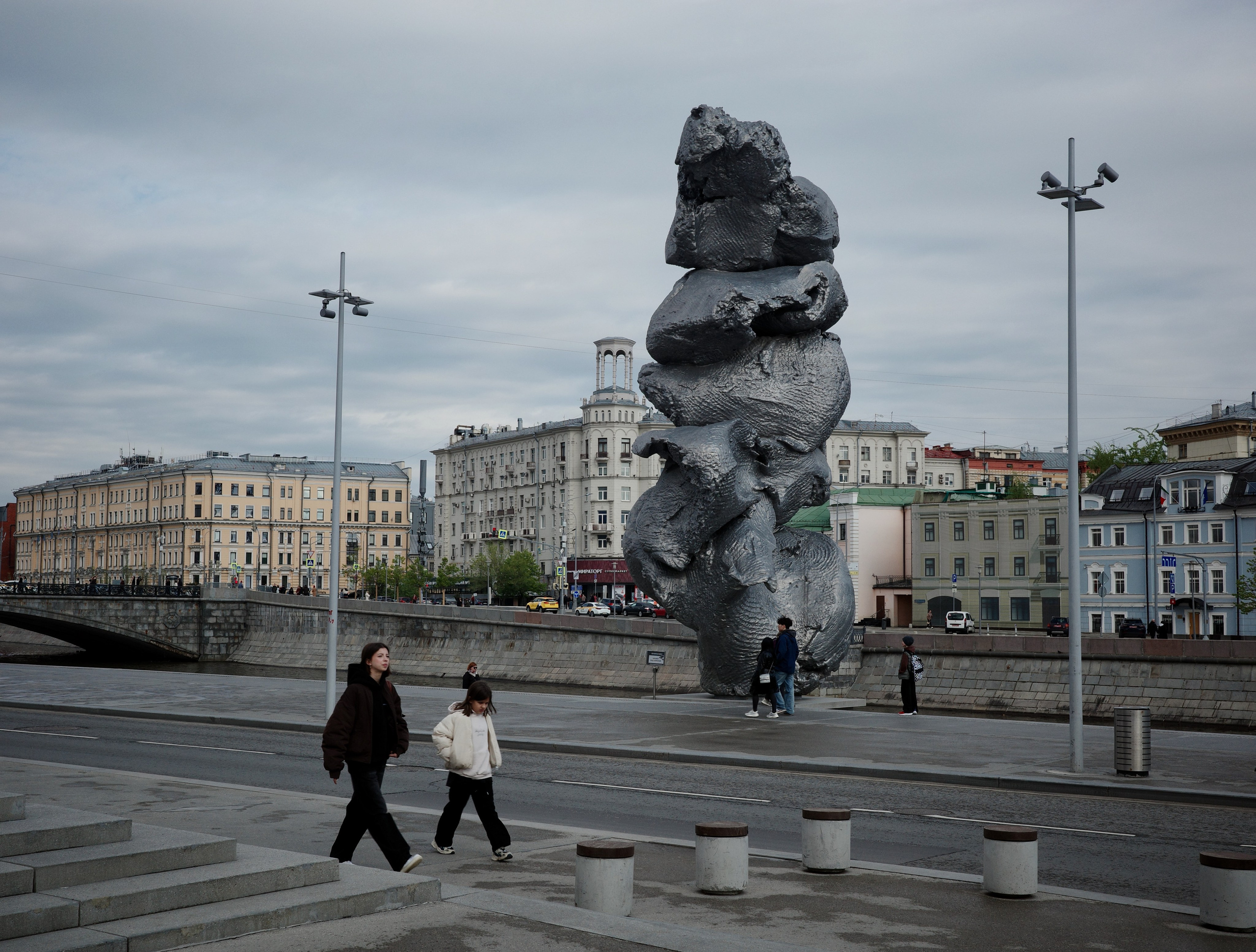 Москва начала мая: подготовка к 9 мая, ГЭС-2, набережные, Пречистенка и Храм Христа Спасителя. Проект «Фотокладовка»: блог уличной фотографии в формате street photo