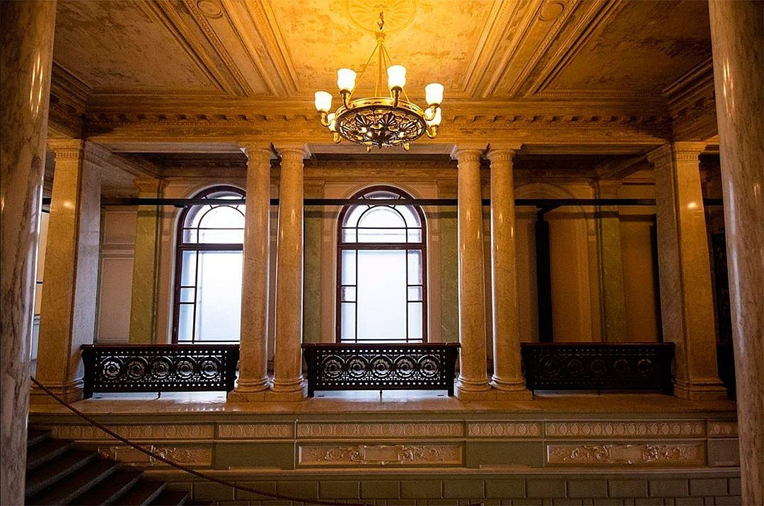 дворцы в Санкт-Петербурге для свадебной фотосессии в дождь, осенью или зимой