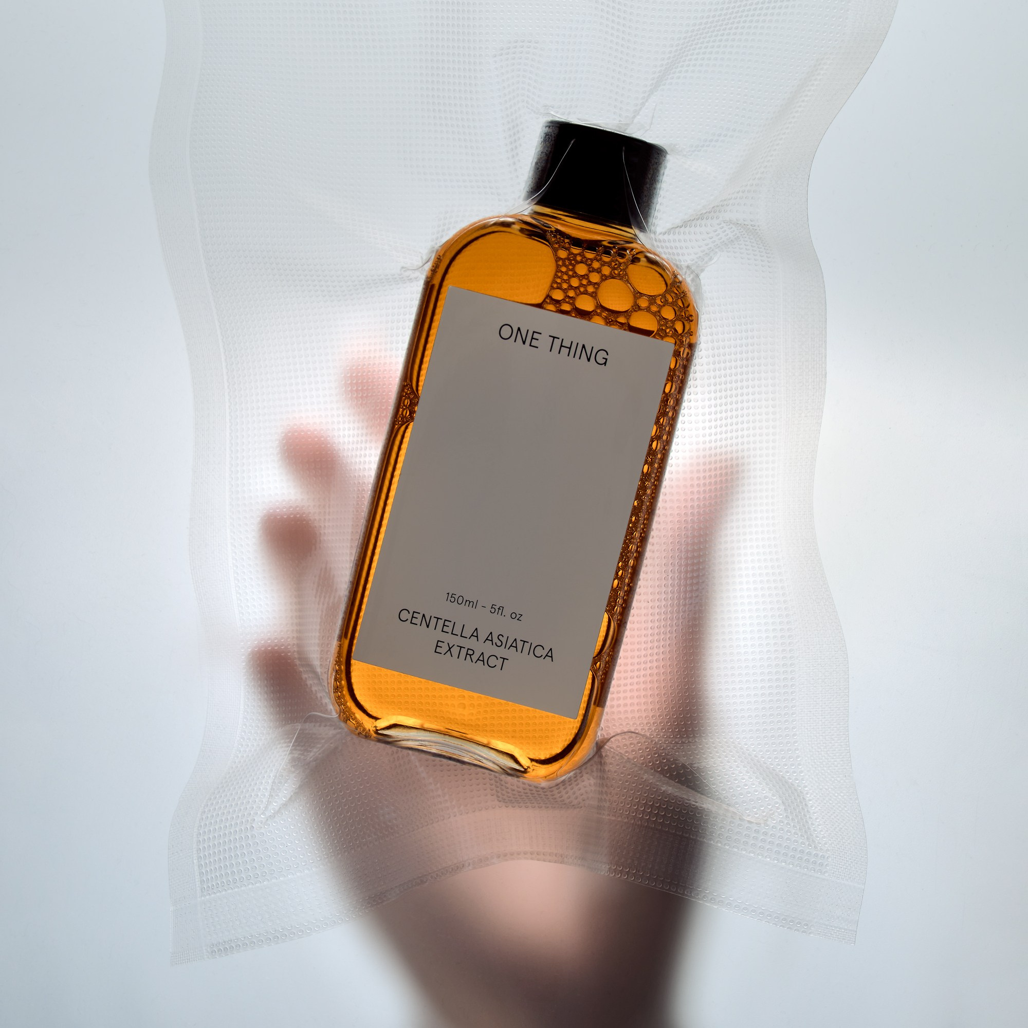 Фото тоника для лица в вакуумном пакете, к которому тянется рука