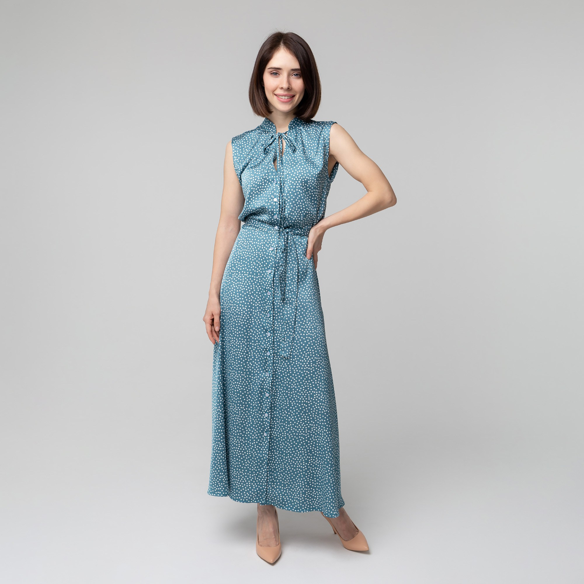 Студийная фотосъёмка: модель в голубом платье на светлом фоне для маркетплейса одежды