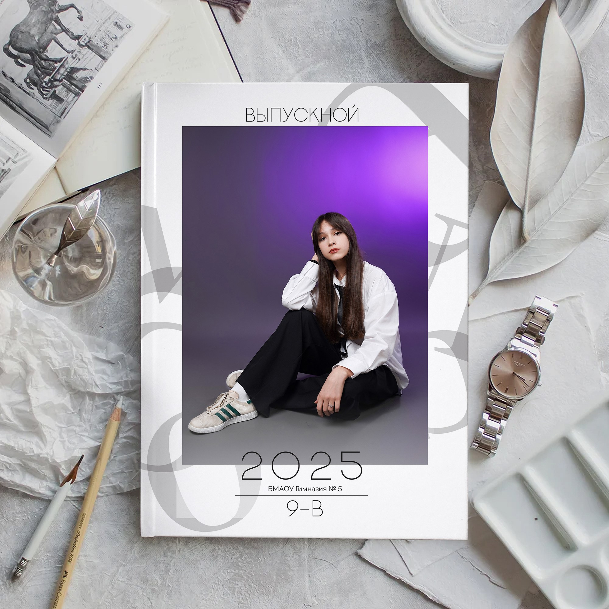 красивая девочка с красными бантиками на обложке выпускного альбома