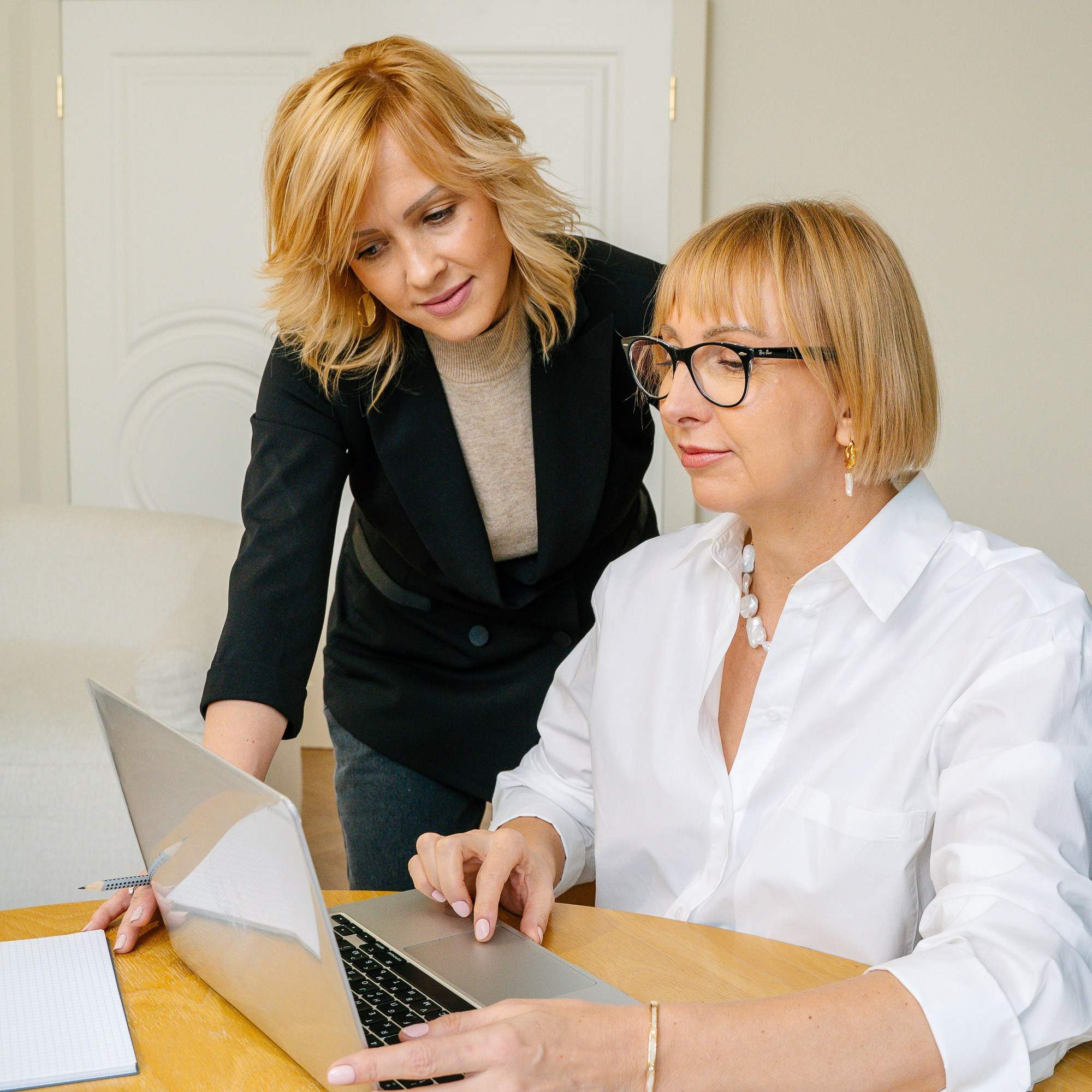 Кадры в стиле деловой лайфстайл