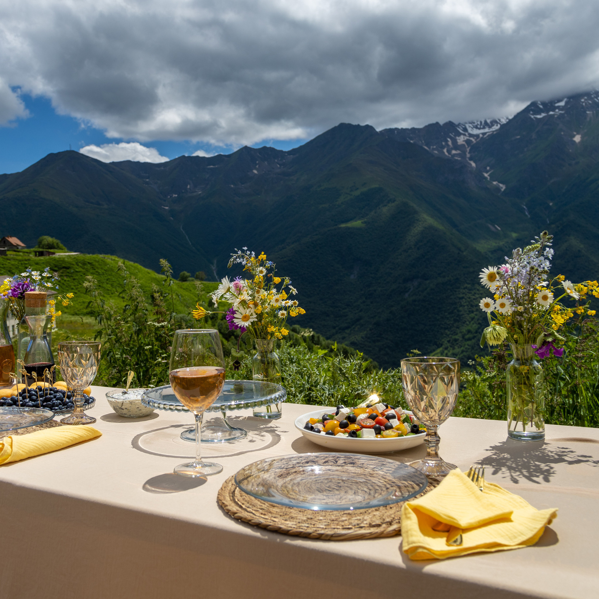 Организуем сервировку пикников в горах Осетии, национальные блюда, живописный вид