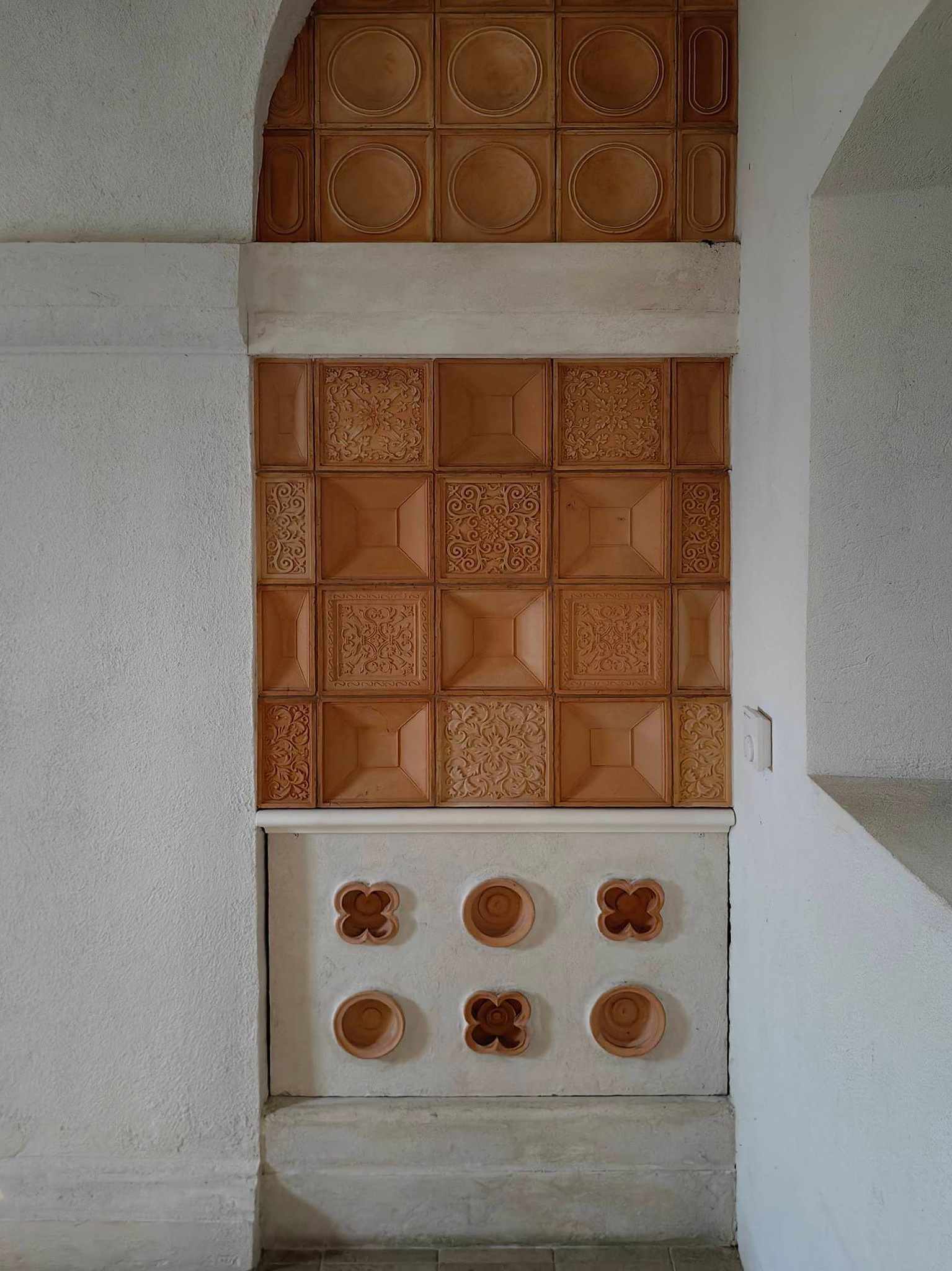 Первые изразцы без глазури, изразец для камина, традиционные белорусские изразцы, белорусские изразцы, история белорусских изразцов