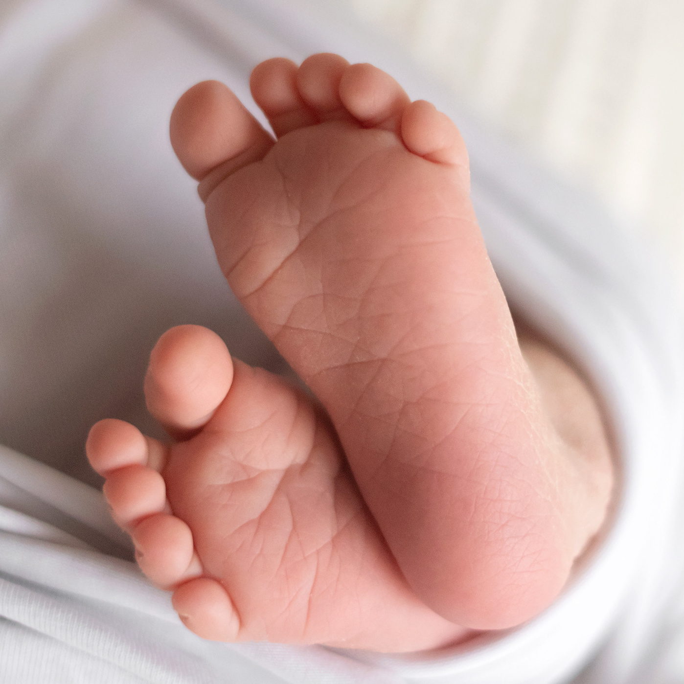 крохотные пяточки наворожденного малыша
