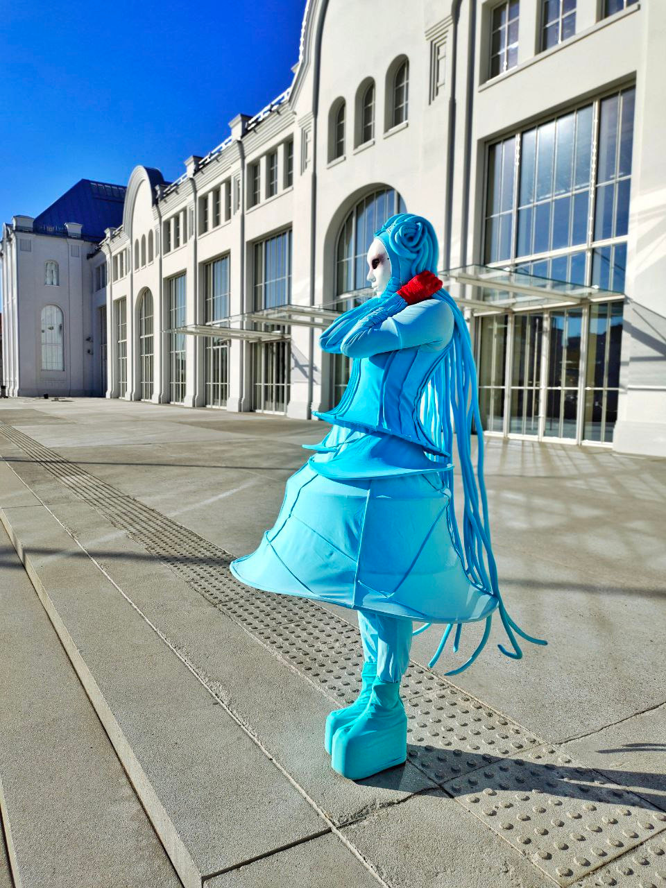 Мим в стиле фильма Пятый Элемент в голубом костюме встречает гостей на раусе.