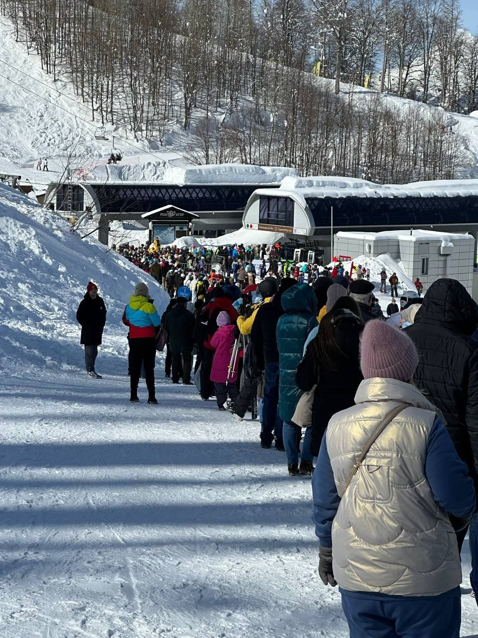 Очередь на Роза Хутор Красная Поляна. Инструктор по горным лыжам Сочи Красная Поляна