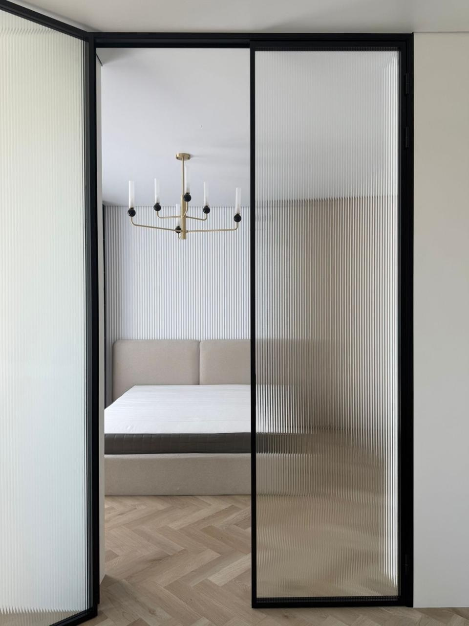 Квартал на Некрасова. Дизайн студия, занимаемся разработкой Дизайн проектов, реализацией проектов под ключ. Мы находимся в городе Екатеринбург. Зовут Рената