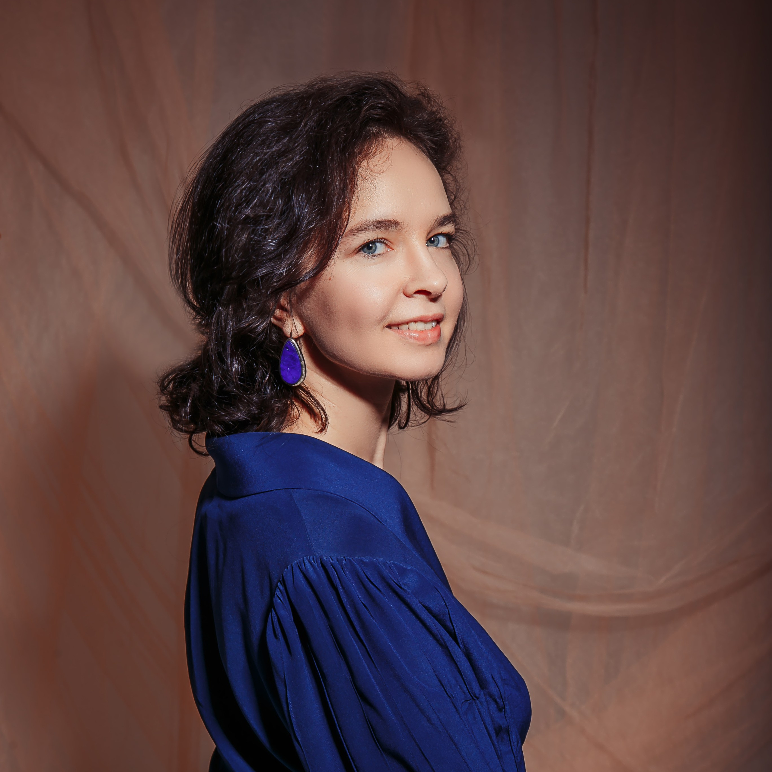 Профессиональная брендовая фотосессия для экспертов — стильный портрет для продвижения, Катерина Сысуева, rina_sphoto, Брендовая фотосессия для эксперта — личный визуальный стиль, Как проходит бренд-съёмка — фотограф работает с клиентом в кадре, подбор локации, образа и реквизита для съёмки, Фотограф Rina Sphoto — бренд-съёмка в Москве для экспертов и специалистов