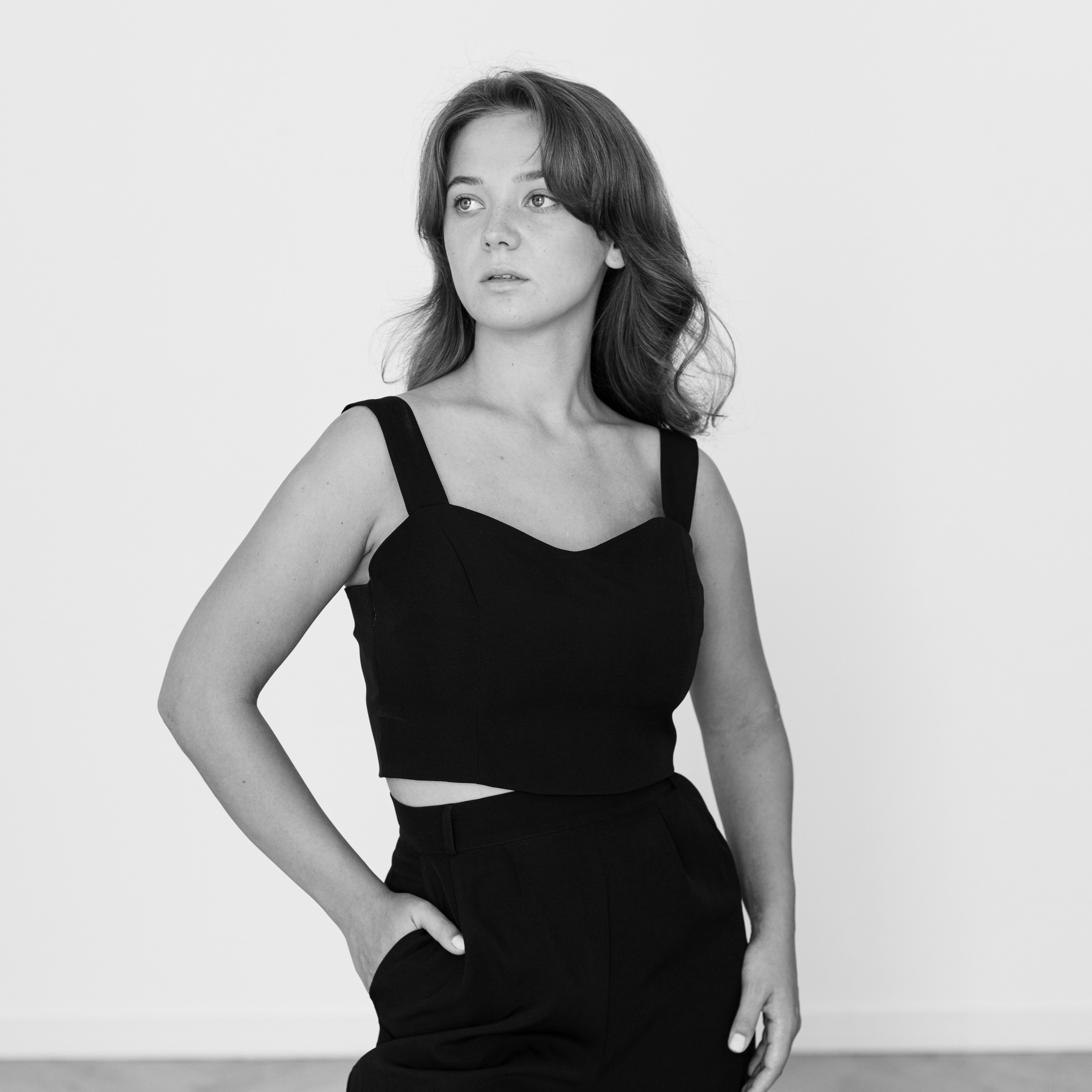 Женщина работает удаленно на MacBook Pro, ноутбук, девушка держит ноутбук, черные брюки , дресс-код , белая рубашка, в поиске работы, как найти специалиста, как найти фотографа, контент фотограф, контент для соц сетей, Вконтакте