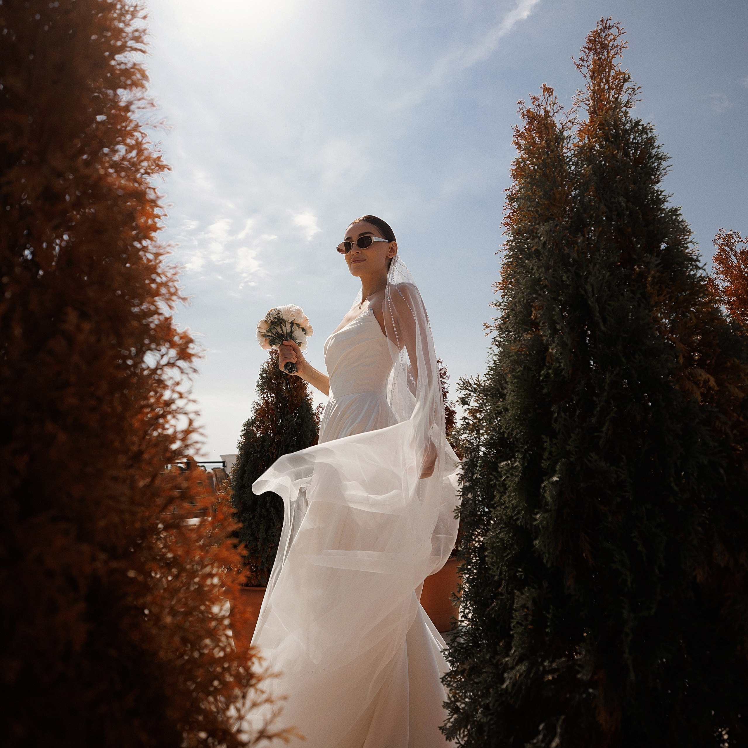 Эмоциональная свадебная фотография. Летящие лепестки.