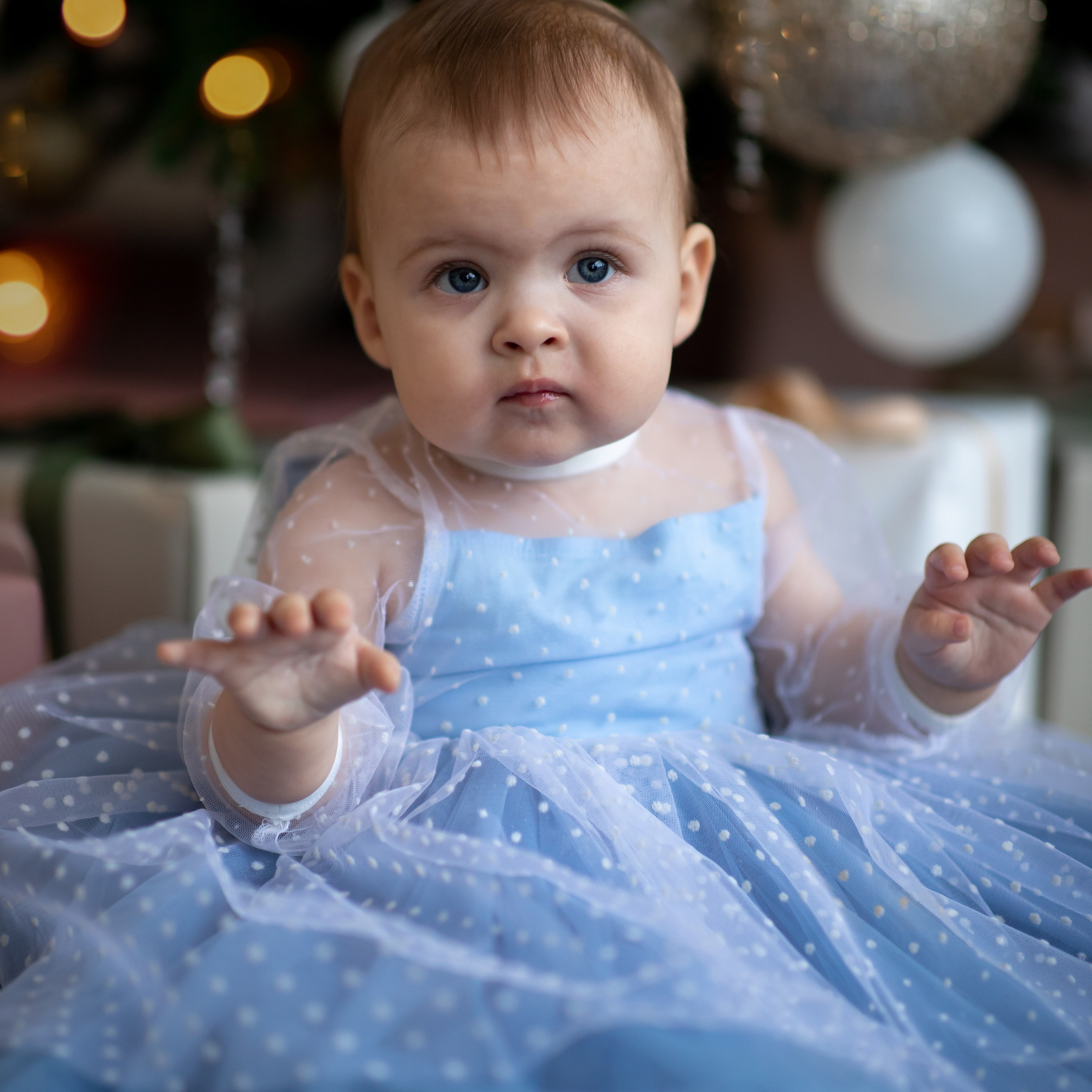 Батюшка окунает в купель младенца при совершении таинства крещения в рязани