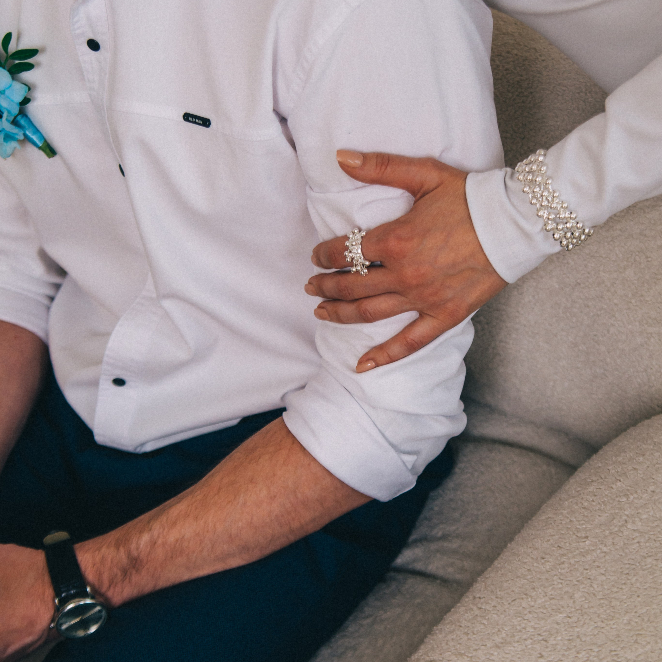 Девушка с черной сумочкой и наручными часами