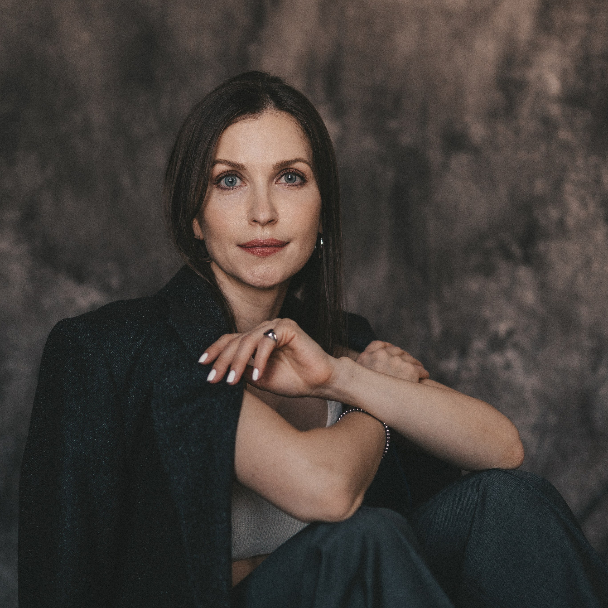 студийный портрет девушки с большими светлыми глазами