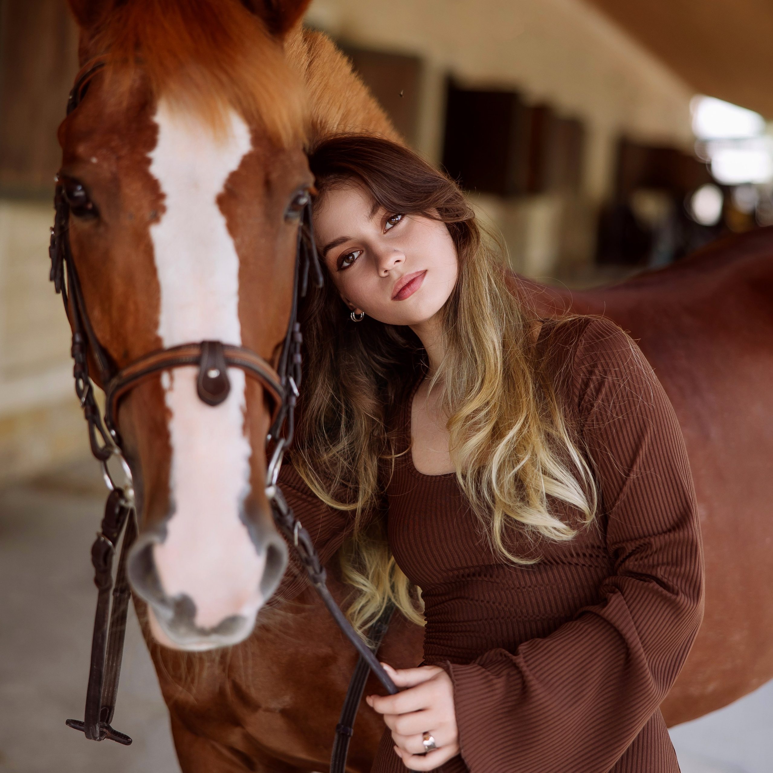Фотоссесия девушки с коричневой лошадью