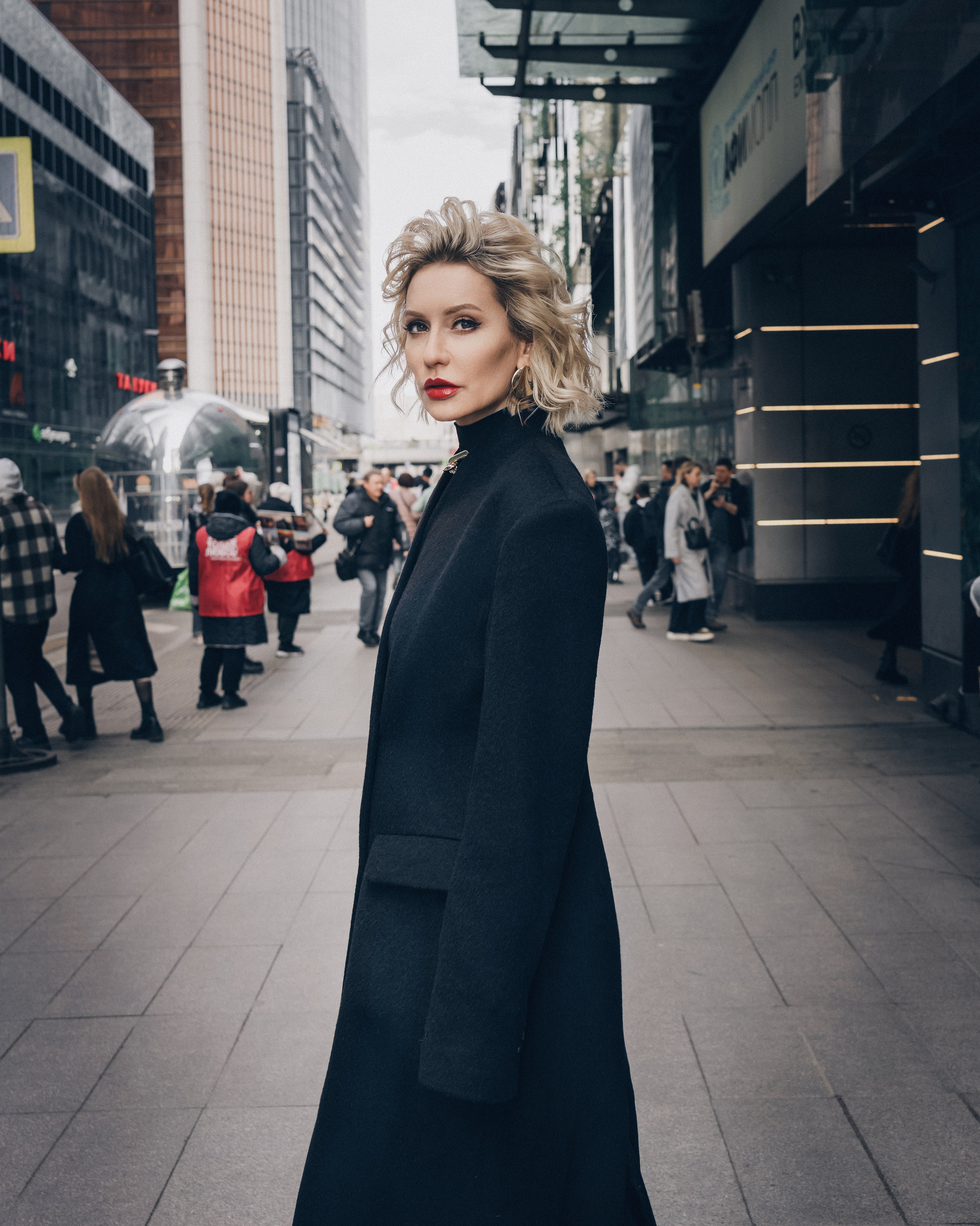 Фотосессия в стиле моды на улицах Москва-Сити, элегантные наряды и современные городские пейзажи.