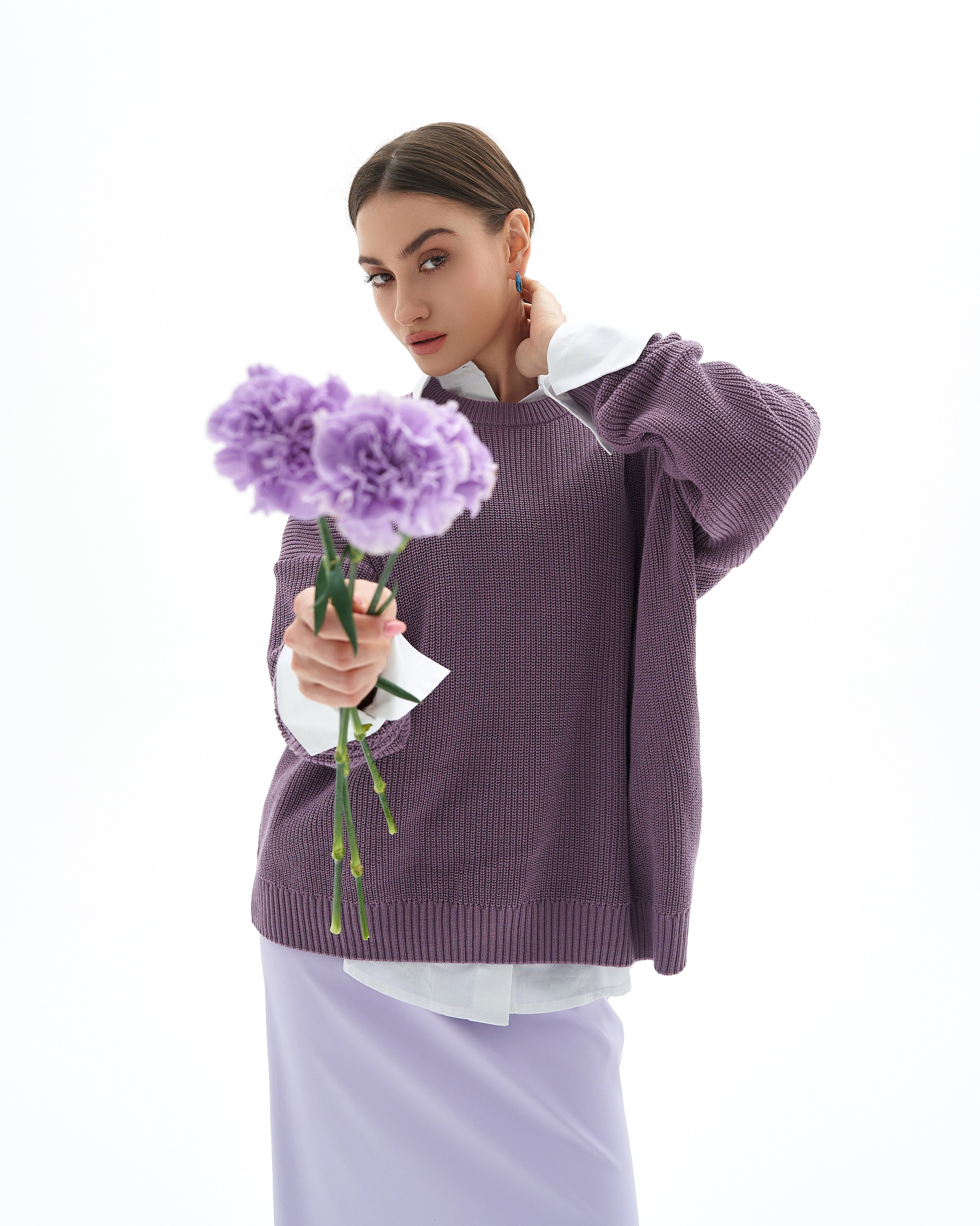 Пример весенней концепции съемки с цветами коллекции одежды для бренда