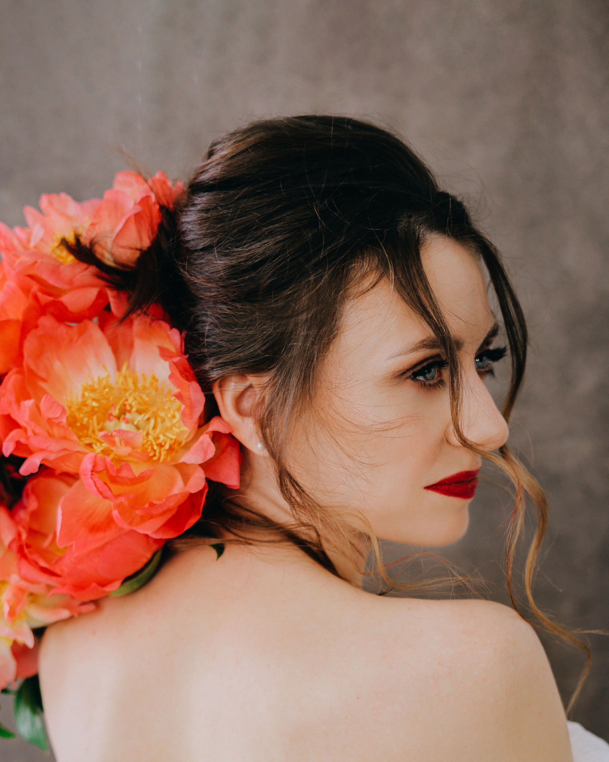 вечерний образ девушки, яркий макияж с акцентом на губы