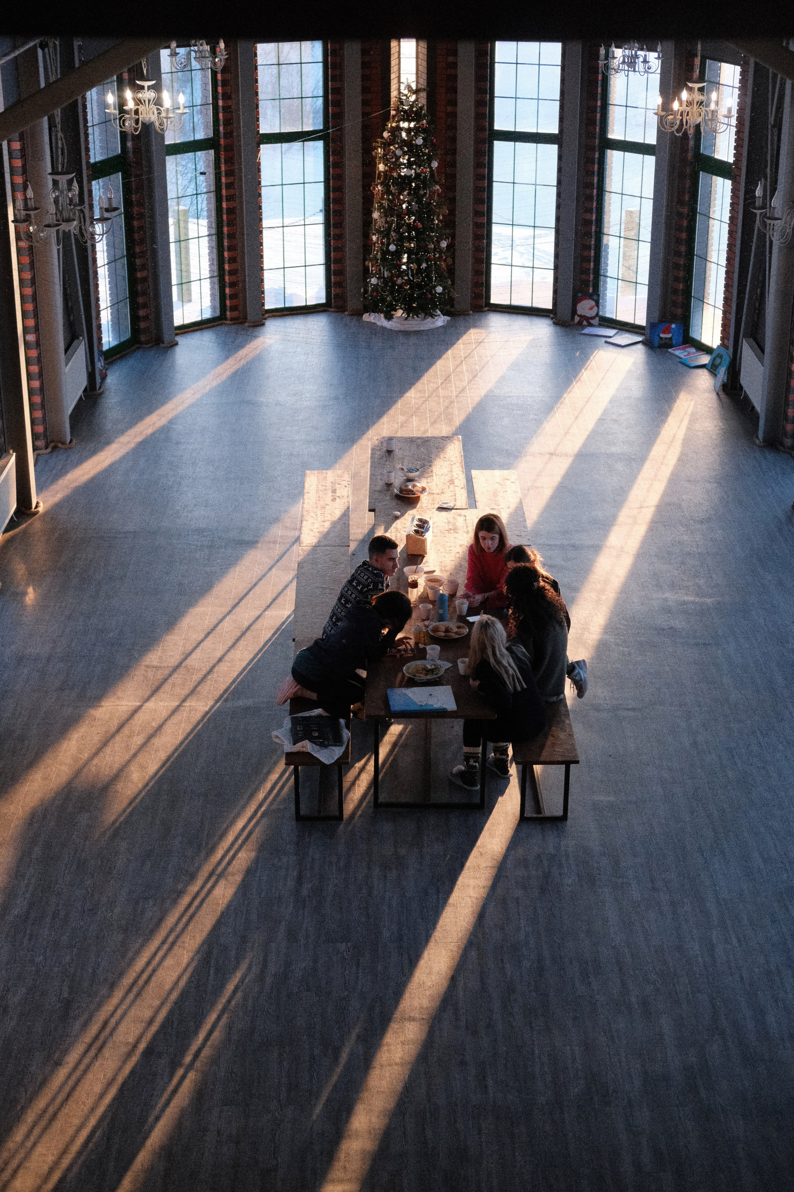 Люди беседуют на скамейке посреди дома