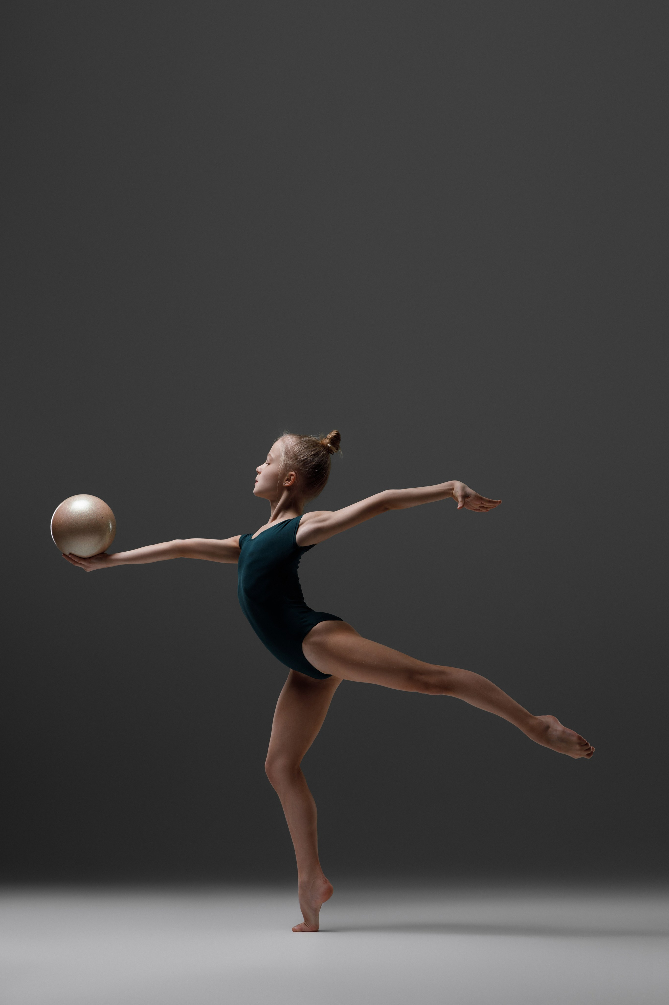 Гимнастка с мячом